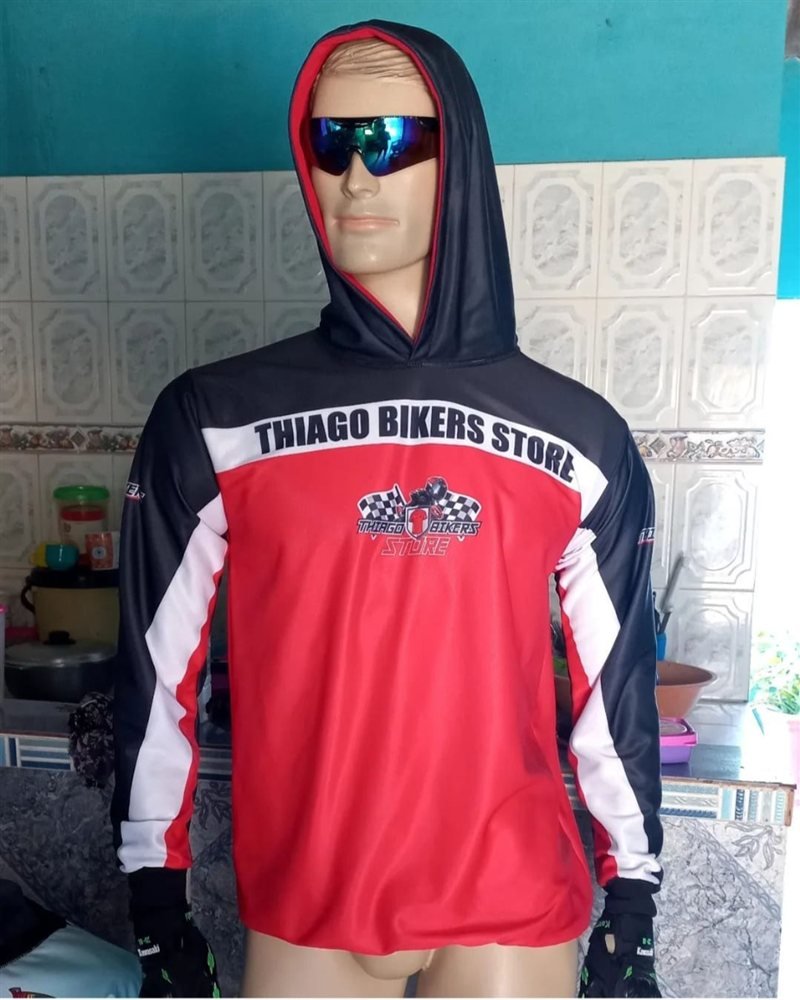 Buzo capotero rojo y negro de Thiago Bikers Store en un maniquí con gafas