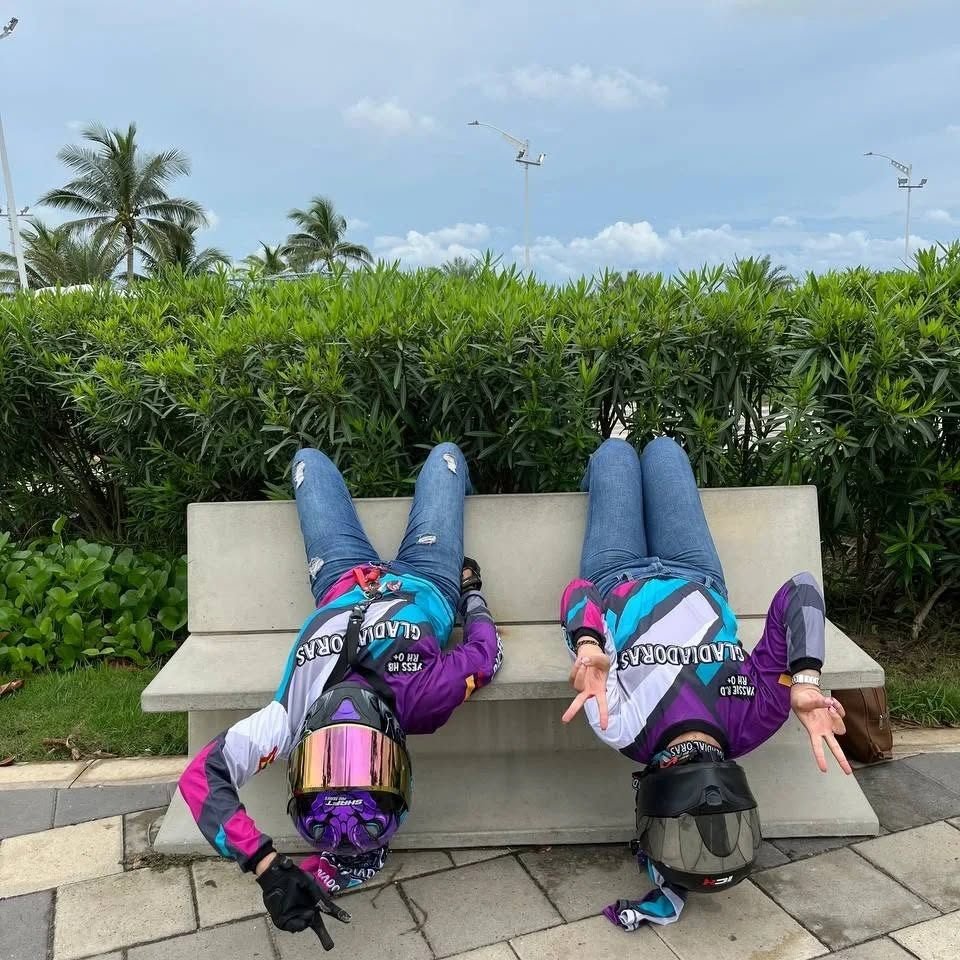 Dos motociclistas de las Gladiadoras con sus camisetas moradas