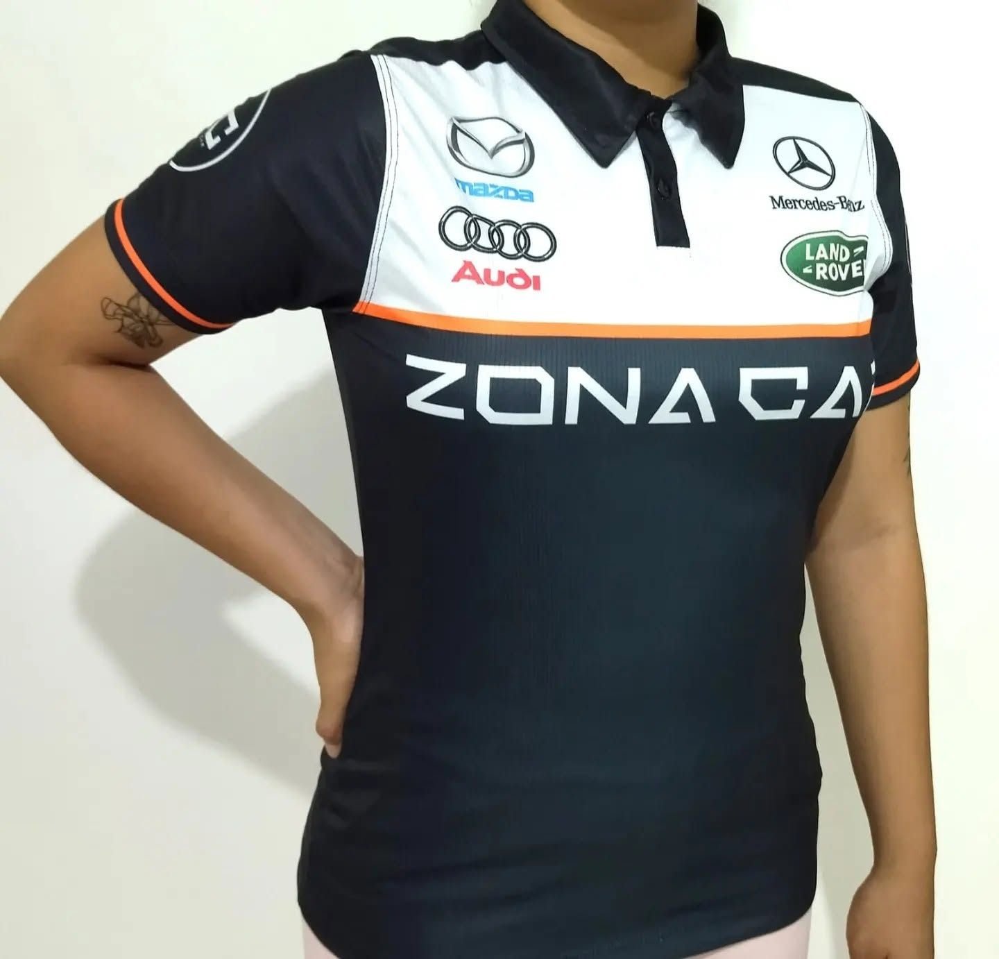 Polo negro y blanco de Zonacar